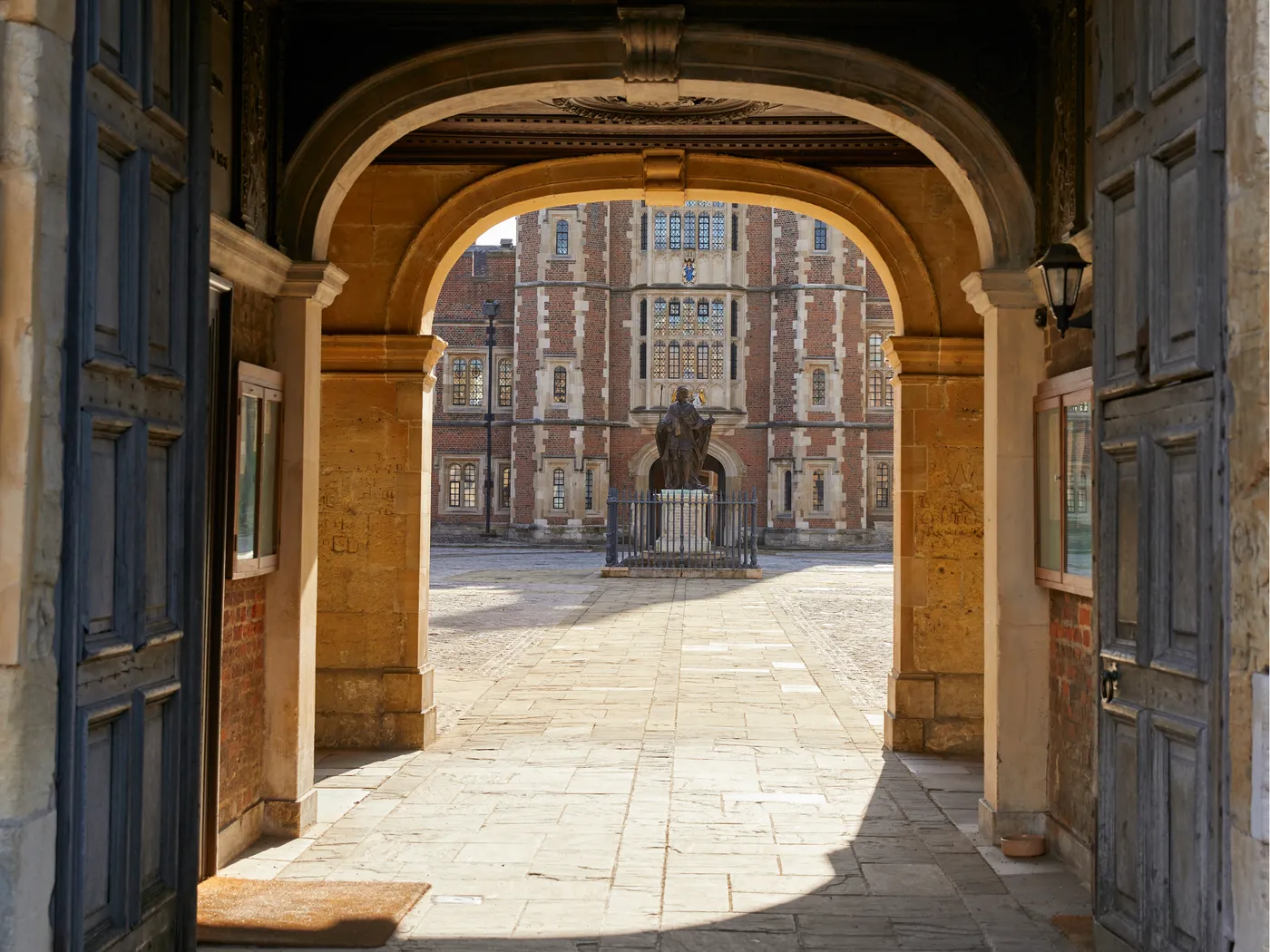 Школьный двор Eton College — истоки истории колледжа
