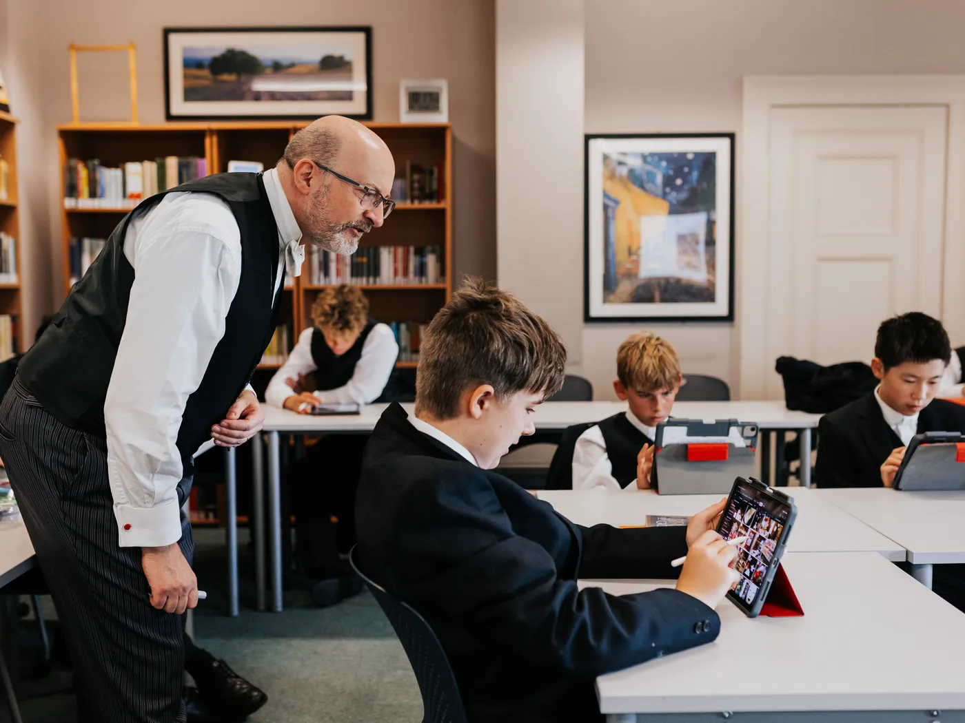 Наставник занимается с учениками Eton College